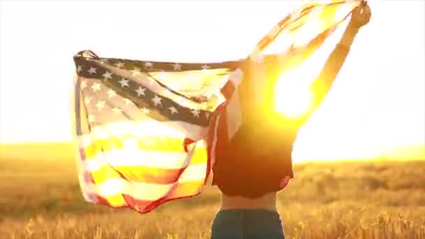 햇살에 미국의 스타들 줄무늬 깃발을 들판에 여성들 — 비디오