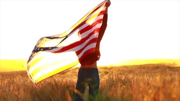 Vrouw Het Veld Met Usa Sterren Strepen Vlag Gouden Zonsondergang — Stockvideo