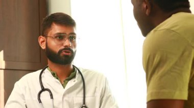 Dost canlısı doktor elleri hasta el desteği ve umut kavramı tutuyor..