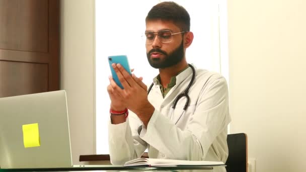 Веселый Индийский Врач Использующий Приложение Мобильном Телефоне Больнице — стоковое видео