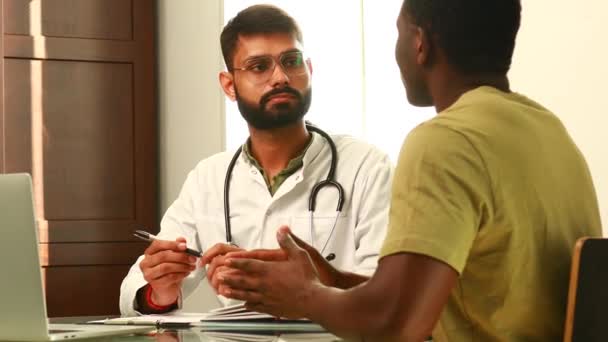 Médico Paciente Masculino Hablando Consulta Consultorio Para Tratamiento Adicional — Vídeos de Stock
