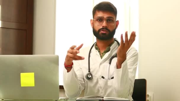 Portret Indyjskiego Lekarza Rozmawiającego Pacjentem Online Laptopie Konsultacje Online — Wideo stockowe