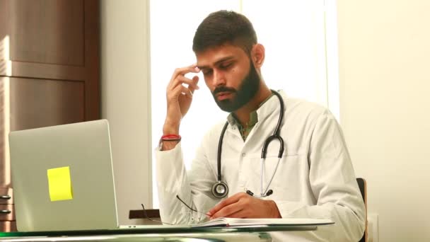 Indyjski Lekarz Mundurze Robi Notatki Dokumentach Medycznych — Wideo stockowe