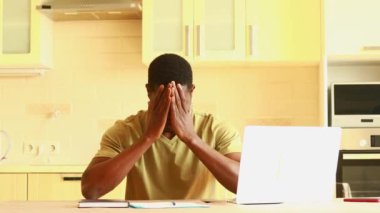 Brezilyalı adam çaresizce mutfaktaki faturaları kontrol ediyor..