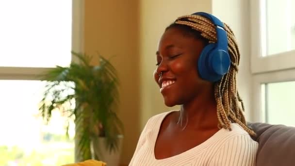 Latinsky Hispánská Žena Poslouchat Hudbu Zatímco Sedí Pohovce Obývacím Pokoji — Stock video
