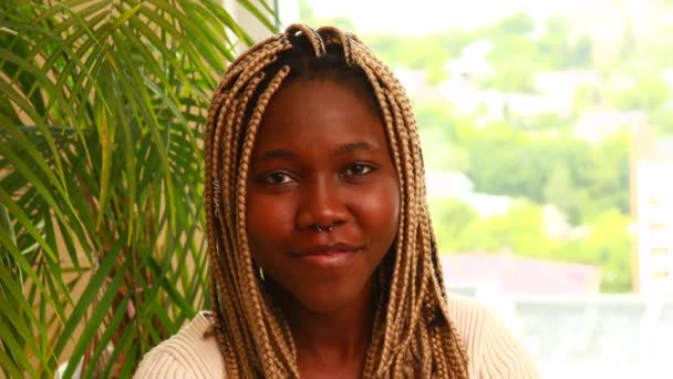 Retrato Mulher Africana Com Dreadlocks Sorrindo Rindo Fundo Planta Verde — Vídeo de Stock