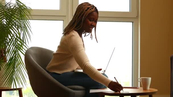 有恐惧症的女人坐在沙发上 带着笔记本电脑读书写字 — 图库视频影像