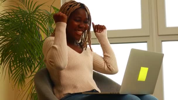 Wanita Dengan Dreadlocks Membaca Dan Menulis Beberapa Makalah Duduk Sofa — Stok Video