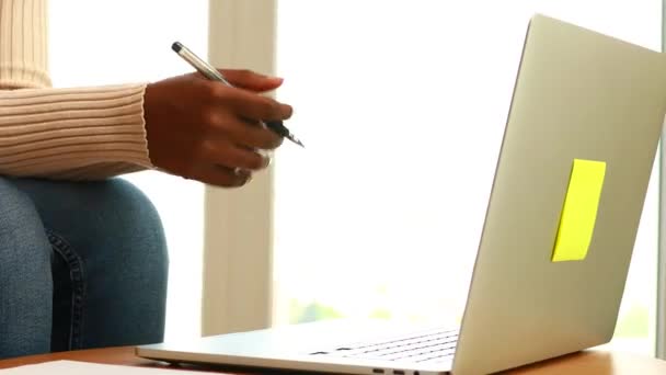 Латинська Іспаномовна Жінка Сидить Дивані Працює Ноутбуком Вітальні Вдома — стокове відео