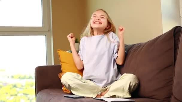 Szczęśliwy Nastolatka Dziewczyna Bawełna Shirt Siedzi Kanapie Domu — Wideo stockowe