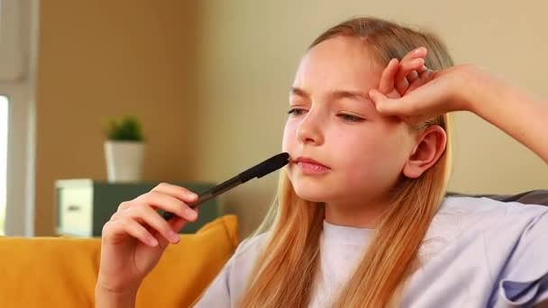 Loira Cabelo Menina Fazendo Lição Casa Casa Volta Conceito Escola — Vídeo de Stock