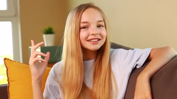 Terkejut Dan Bahagia Gadis Kecil Menceritakan Berita Besar Melalui Telepon — Stok Video