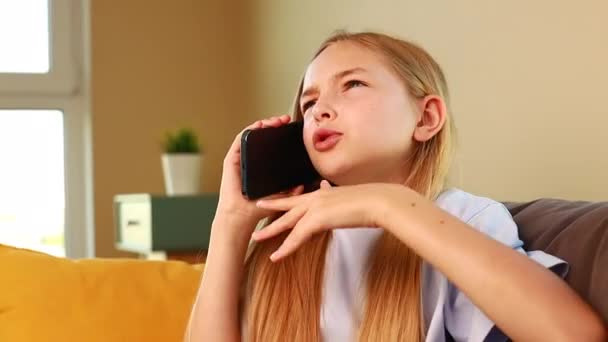 Surprise Heureuse Petite Fille Dire Bonnes Nouvelles Par Téléphone Dans — Video