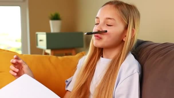 Loira Cabelo Menina Fazendo Lição Casa Casa Volta Conceito Escola — Vídeo de Stock