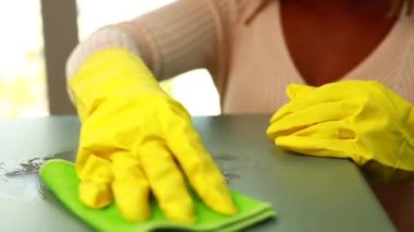 Evini temizleyen koruyucu eldivenli güzel Latin Amerikalı kadın..