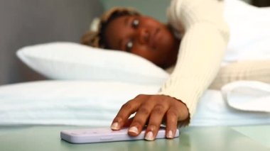 Afro-Amerikalı bir kadın uyumaya çalışıyordu ama telefon onu uyandırdı..