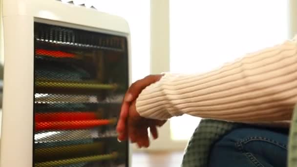 Latynoska Amerykańska Kobieta Ogrzewa Ręce Zimnym Pomieszczeniu Ogrzewaczem — Wideo stockowe