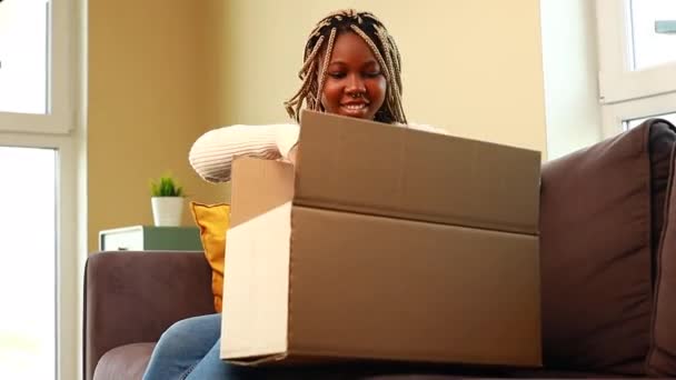 アフリカ系アメリカ人の女性が箱の中で — ストック動画
