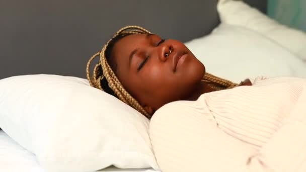Африканська Американка Намагається Заснути Але Подушка Незручна — стокове відео