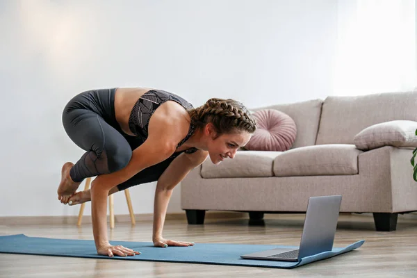 Spor Yapan Genç Bir Kadın Kendi Evinde Yoga Öğretiyor Yogini — Stok fotoğraf