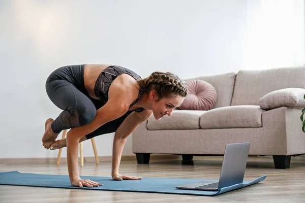 Mujer Joven Deportiva Que Enseña Yoga Línea Comodidad Propia Casa — Foto de Stock