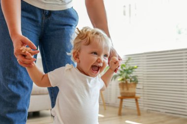 Baba ve kızı birlikte iyi vakit geçiriyorlar. Sakallı adam ve sevimli sarışın çocuğu. Kapat, metin ve arkaplan için boşluk kopyala.