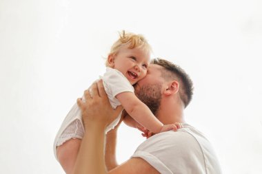 Baba ve kızı birlikte iyi vakit geçiriyorlar. Sakallı adam ve sevimli sarışın çocuğu. Kapat, metin ve arkaplan için boşluk kopyala.