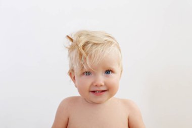 Beyaz arka planda izole edilmiş bir çocuğun portresi. Sevimli sarışın kız gülümsüyor. Kapat, metin için boşluk kopyala.
