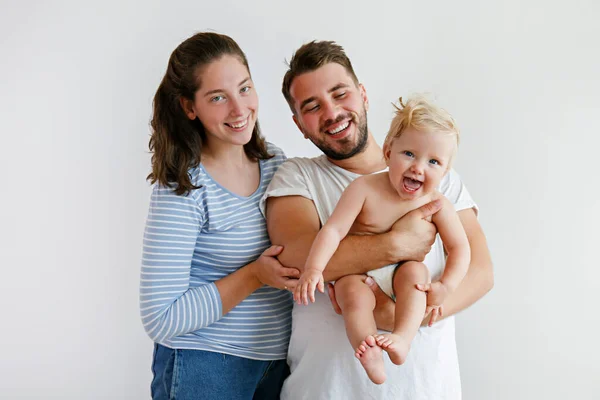 Portrét Mladé Šťastné Rodiny Objímající Bílém Pozadí Studio Záběr Manžela — Stock fotografie