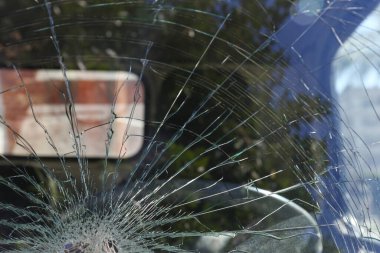 Sürücü tarafındaki kırık ön cam desenleri. Aracın kırık camının makro görüntüsü. Kapat, metin ve arkaplan için boşluk kopyala.