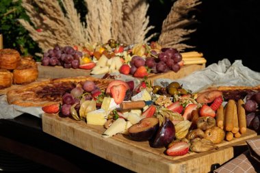 Ziyafet masası düzenleme ve düzenleme. Çiçeklerle süslenmiş güzel bir tatil masası. Kapat, kopyala boşluk, arkaplan.