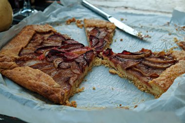 Fırından yeni çıkmış erik ve tarçınlı elmalı turta. Altın hamura pişirilmiş dilimlenmiş turta. Kapat, boşluğu kopyala, üst görünüm, arkaplan.