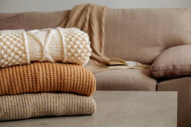 Bir sürü örülmüş pastel renkli süveter farklı örgü desenleri yığılmış, açıkça görülebilen doku. Şık sonbahar kış mevsimi örgü giysileri. Kapat, metin için boşluk kopyala.