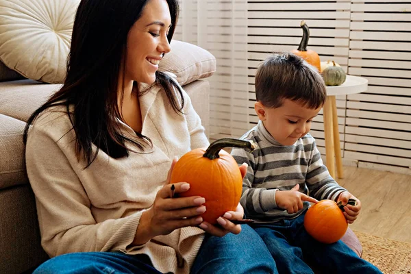 Mladá Krásná Matka Svým Tříletým Synem Připravují Dekorace Pro Halloween — Stock fotografie