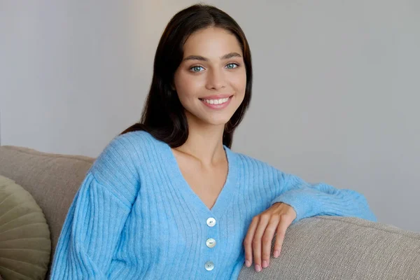 Retrato Jovem Mulher Bonita Com Cabelos Longos Lisos Morena Sentada — Fotografia de Stock