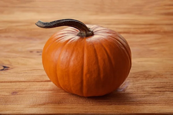 Primer Plano Una Sola Calabaza Naranja Clásica Sobre Fondo Mesa —  Fotos de Stock