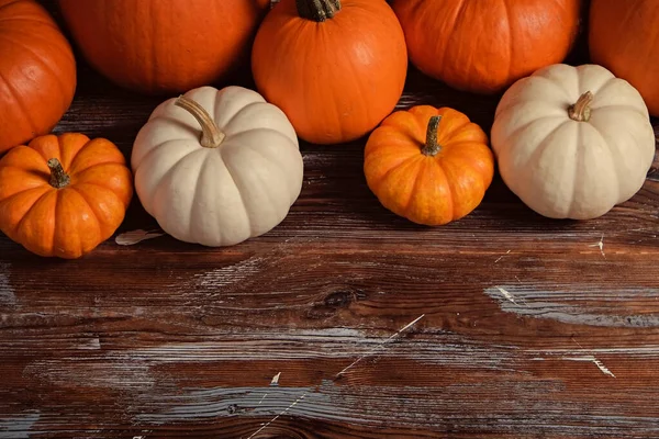 Bir grup dekoratif mini balkabağı, grunted ahşap masa arkaplanı üzerinde boyut ve renk Sonbahar tatillerinin bir sembolü olarak metin için bir sürü kopya alanı.