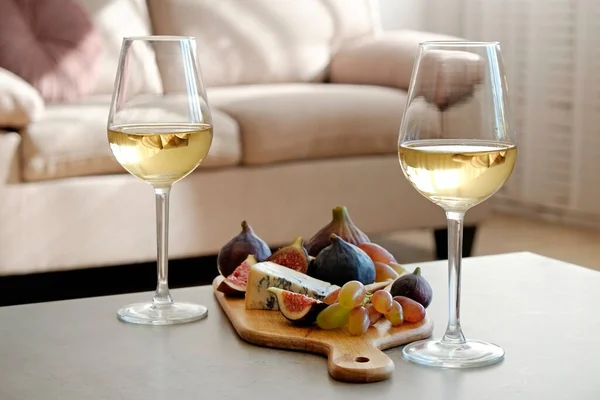 Zwei Weingläser Chardonnay Mit Köstlichen Häppchen Ein Paar Gläser Weißwein — Stockfoto