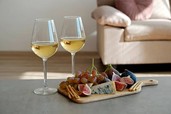 Zwei Weingläser Chardonnay Mit Köstlichen Häppchen Ein Paar Gläser Weißwein — Stockfoto