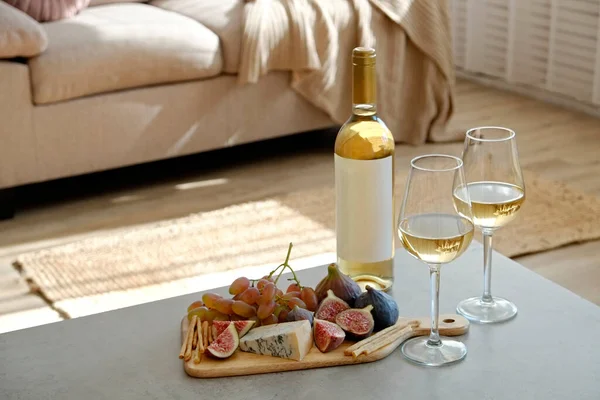 Flasche Chardonnay Mit Zwei Gegossenen Gläsern Feigen Trauben Blauschimmelkäse Und — Stockfoto