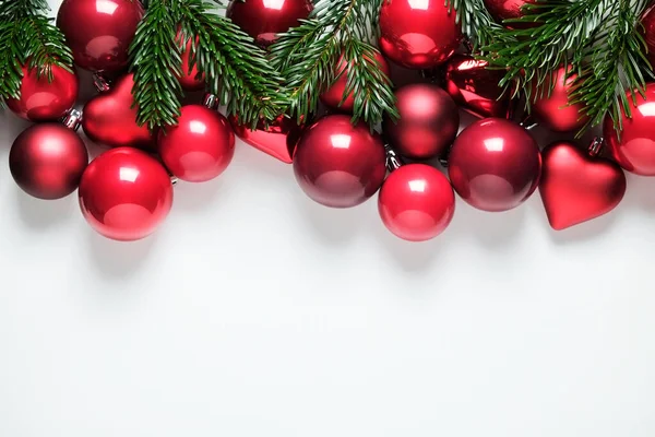 Geleneksel noel balolarının ve görünen köknar yapılı çam ağacı dallarının en iyi görüntüsü, festival dekorasyonları, metin için kopyalama alanı. Kapat, arkaplan, kırpılmış resim, düz uzanma.