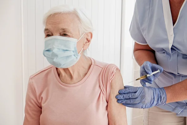 Retrato Idosa Hospital Sendo Vacinada Por Uma Enfermeira Senior Senhora — Fotografia de Stock