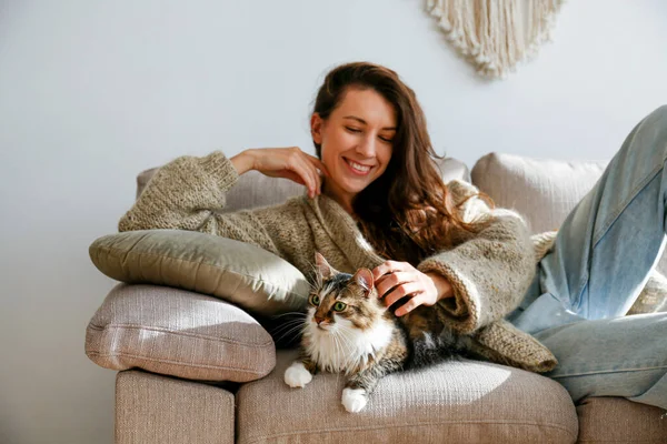 年轻女子的画像 她抱着一只绿色眼睛的可爱的冬眠猫 女人抱着她可爱的长发猫咪 复制空间 可敬的家养宠物概念 — 图库照片