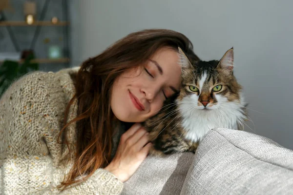 Retrato Mujer Joven Sosteniendo Lindo Gato Siberiano Con Ojos Verdes — Foto de Stock