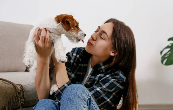 개월된 여자가 귀엽게 테리어 강아지와 코팅이 거칠고 스러운 재밌게 — 스톡 사진