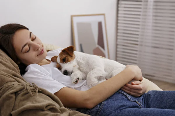 Retrato Jovem Mulher Bonita Deitada Uma Cadeira Papasan Com Seu — Fotografia de Stock