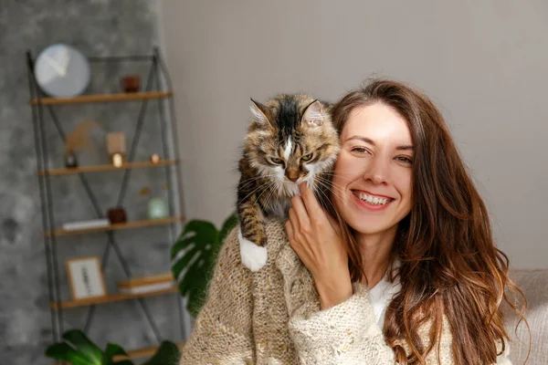 거실의 여성의 과귀여운 시베리안 고양이 고양이를 껴안고 있습니다 스러운 — 스톡 사진