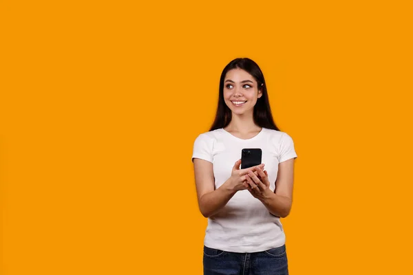 Junge Schöne Brünette Frau Mit Langen Haaren Trägt Weißes Shirt — Stockfoto