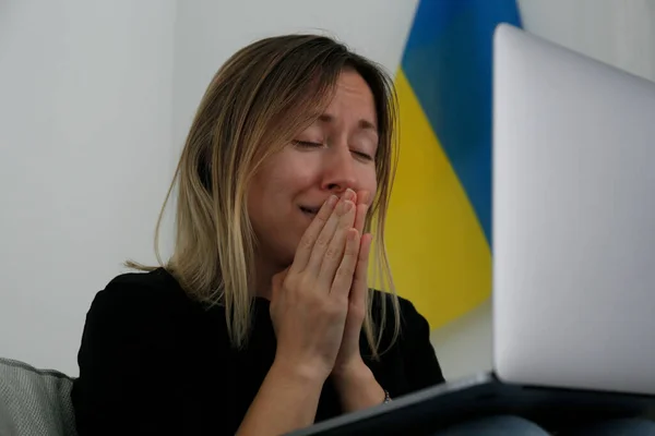 Jovem Mulher Ansiosa Com Olhos Gritados Lendo Notícias Sobre Ucrânia — Fotografia de Stock