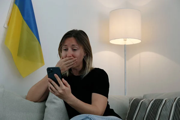 Jovem Mulher Ansiosa Com Olhos Gritados Lendo Notícias Sobre Ucrânia — Fotografia de Stock